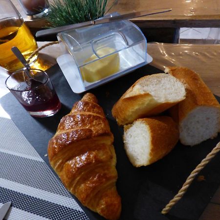 Les Petites Brosses Bed & Breakfast Montbizot Bagian luar foto