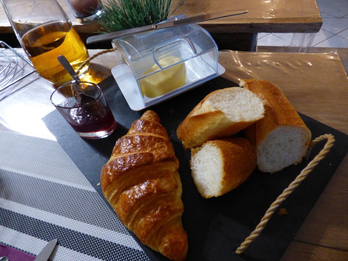 Les Petites Brosses Bed & Breakfast Montbizot Bagian luar foto